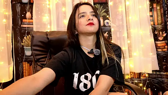 Snapshot of julietta___jackson chatting on May 2026 09:33:01 PM julietta jackson online show from May 2026 09:33:01 PM