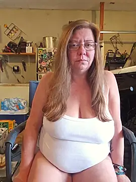 Snapshot of MsShelby40 chatting on July 2026 10:33:01 PM MsShelby40 online show from July 2026 10:33:01 PM