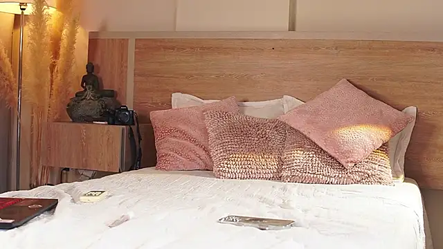 Snapshot of AliceShazaham_ chatting on February 2026 08:18:02 AM AliceShazaham online show from February 2026 08:18:02 AM