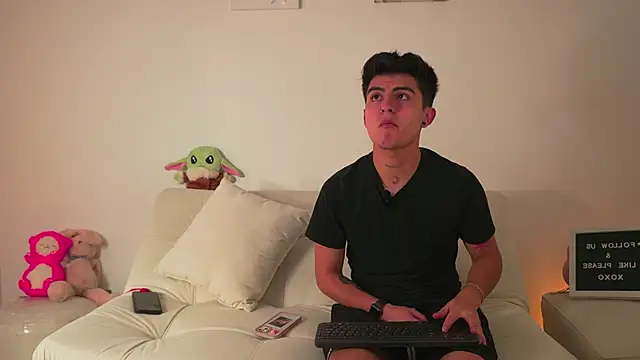 Snapshot of tommy_and_sophie chatting on January 2025 03:11:02 AM tommy and sophie online show from January 2025 03:11:02 AM