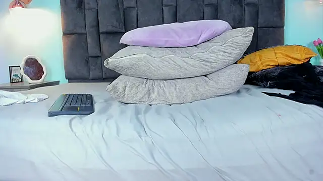 DulceAurora   online show from February 2025 05:42:02 AM