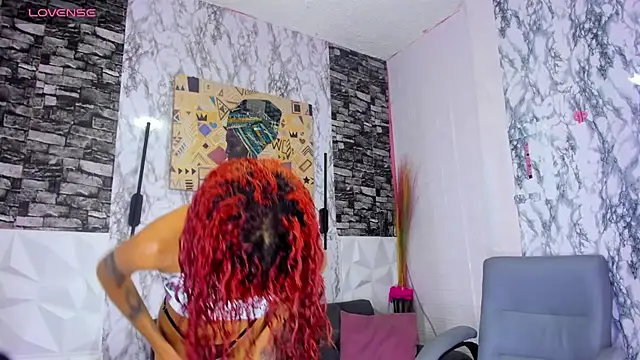 Snapshot of Queen_Cuarxxo chatting on November 2025 11:35:01 PM Queen Cuarxxo online show from November 2025 11:35:01 PM