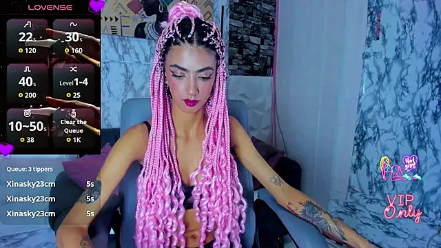 Snapshot of Queen_Cuarxxo chatting on April 2026 01:42:02 AM Queen Cuarxxo online show from April 2026 01:42:02 AM