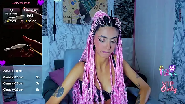 Snapshot of Queen_Cuarxxo chatting on April 2026 02:51:02 AM Queen Cuarxxo online show from April 2026 02:51:02 AM