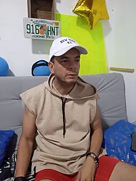 latinmartin73 online show from October 2025 02:05:01 PM