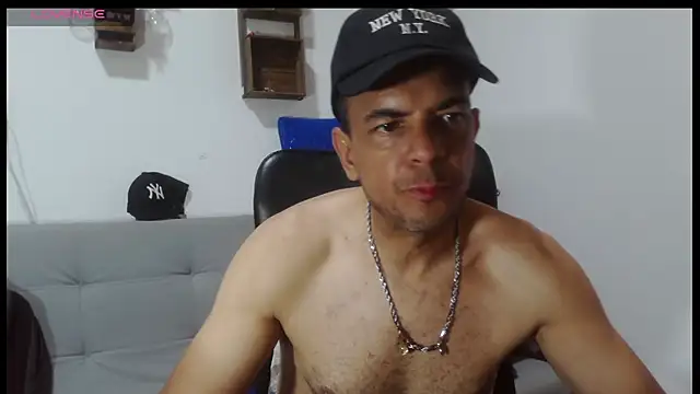 latinmartin73 online show from April 2026 05:40:01 PM