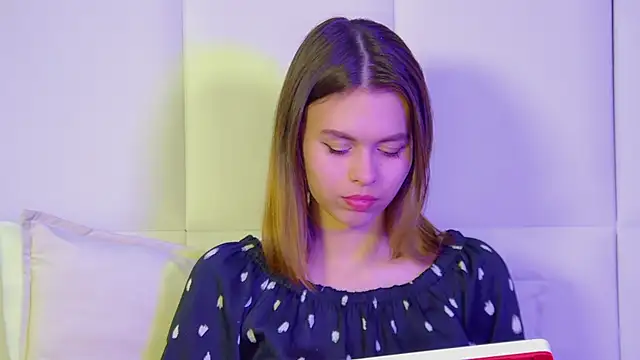 Snapshot of PollyLanders chatting on March 2025 06:32:01 PM PollyLanders online show from March 2025 06:32:01 PM