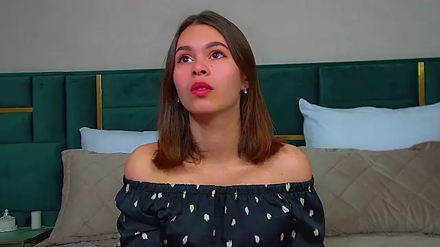 Snapshot of PollyLanders chatting on September 2025 06:13:01 AM PollyLanders online show from September 2025 06:13:01 AM