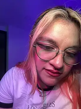 Snapshot of SophiaWeestt99 chatting on June 2026 03:25:01 AM SophiaWeestt99 online show from June 2026 03:25:01 AM
