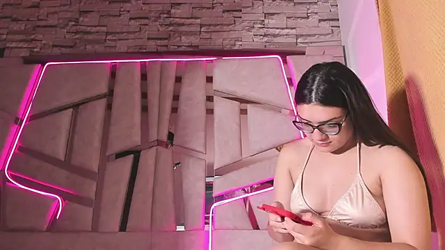 mia and austin online show from November 2025 11:43:02 PM