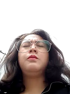 Snapshot of lara_moon25 chatting on December 2024 04:15:01 PM lara moon25 online show from December 2024 04:15:01 PM