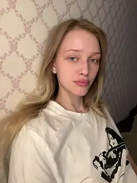 Snapshot of Evvie_Summn1 chatting on April 2026 10:03:01 AM Evvie Summn1 online show from April 2026 10:03:01 AM