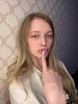 Snapshot of Evvie_Summn1 chatting on April 2026 03:36:01 PM Evvie Summn1 online show from April 2026 03:36:01 PM