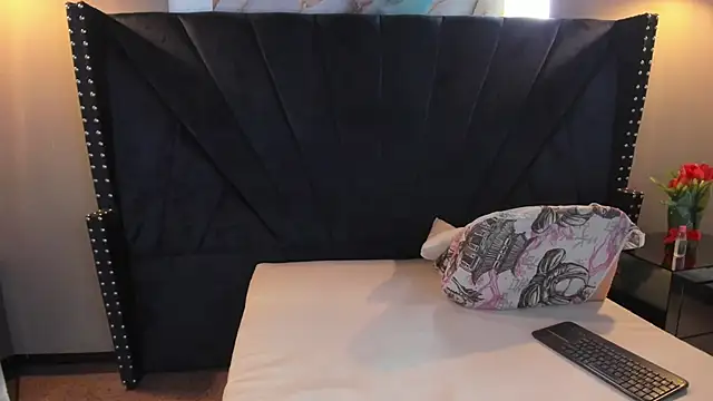 MAHIASMITH13 online show from November 2025 01:24:02 PM