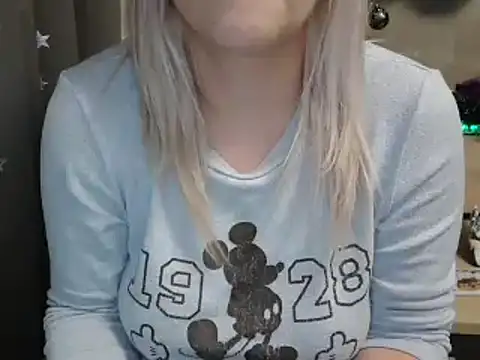 Snapshot of LaRa_forU chatting on December 2024 10:02:02 PM LaRa forU online show from December 2024 10:02:02 PM