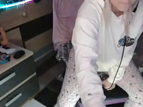 Snapshot of LaRa_forU chatting on January 2025 03:55:02 PM LaRa forU online show from January 2025 03:55:02 PM