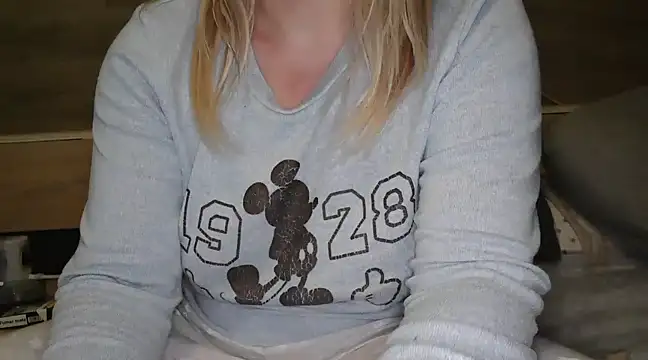 Snapshot of LaRa_forU chatting on March 2025 10:38:01 PM LaRa forU online show from March 2025 10:38:01 PM