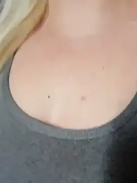 Snapshot of LaRa_forU chatting on March 2025 12:00:01 PM LaRa forU online show from March 2025 12:00:01 PM