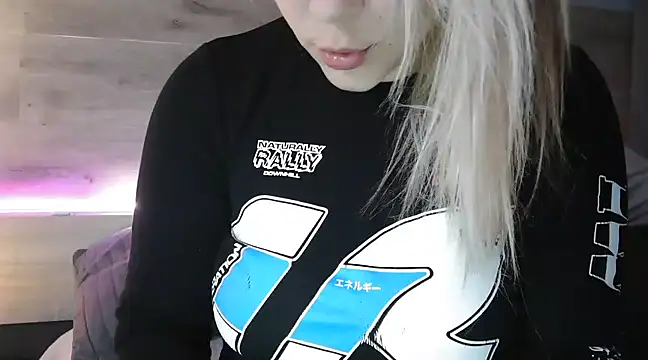 Snapshot of LaRa_forU chatting on March 2025 05:22:01 PM LaRa forU online show from March 2025 05:22:01 PM