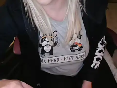 Snapshot of LaRa_forU chatting on March 2025 04:09:01 PM LaRa forU online show from March 2025 04:09:01 PM