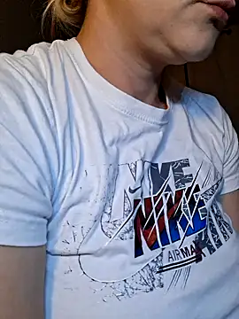 Snapshot of LaRa_forU chatting on September 2025 09:19:02 PM LaRa forU online show from September 2025 09:19:02 PM