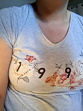 Snapshot of LaRa_forU chatting on October 2025 10:11:01 AM LaRa forU online show from October 2025 10:11:01 AM