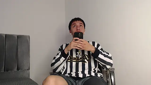 alex-lover online show from November 2025 02:11:02 AM