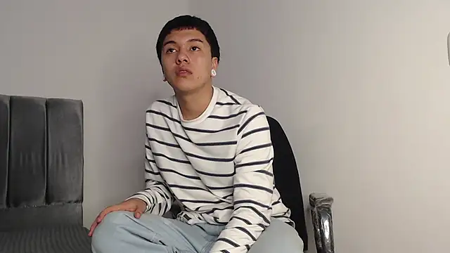 alex-lover online show from November 2025 01:44:01 AM