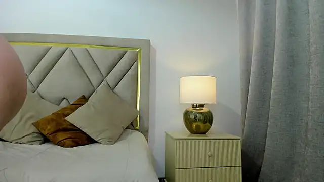 emily queen2 online show from April 2026 07:05:02 PM