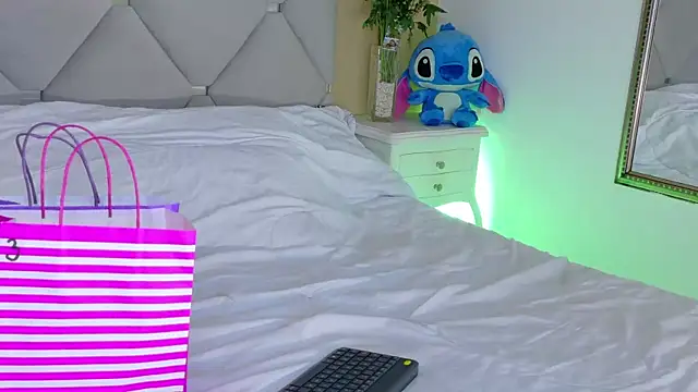 Snapshot of IsaValencia chatting on September 2025 12:04:01 AM IsaValencia online show from September 2025 12:04:01 AM