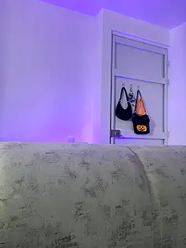 Snapshot of IsaValencia chatting on November 2025 01:55:02 PM IsaValencia online show from November 2025 01:55:02 PM