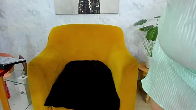 Snapshot of MirandaRossi chatting on December 2024 08:45:02 AM MirandaRossi online show from December 2024 08:45:02 AM