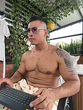 aaroncolombia online show from April 2026 04:12:01 PM