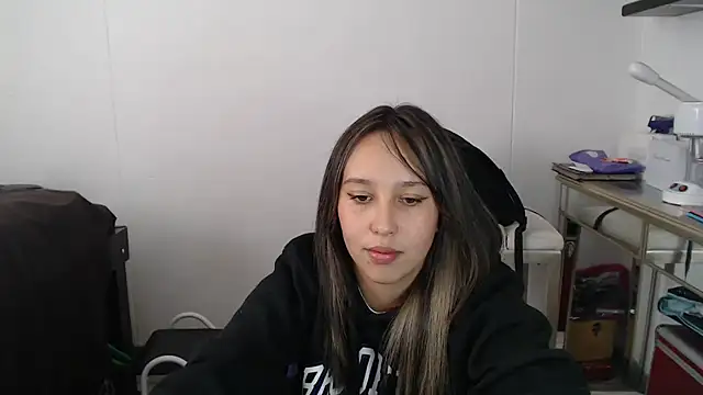 Skarlet Adams28 online show from March 2025 05:54:02 PM