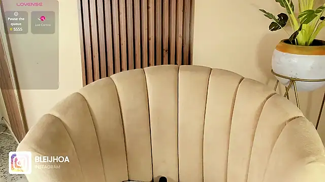 Snapshot of kenayfox chatting on January 2025 05:32:01 AM kenayfox online show from January 2025 05:32:01 AM