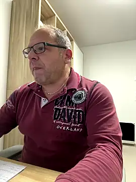 coupleLatinaLovers online show from October 2025 04:45:02 AM