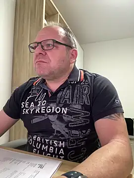 Snapshot of coupleLatinaLovers chatting on February 2026 06:29:02 AM coupleLatinaLovers online show from February 2026 06:29:02 AM