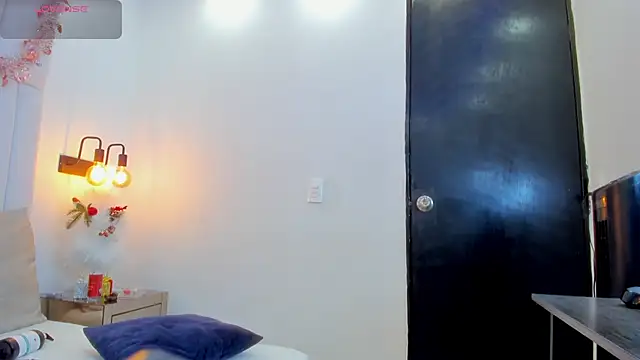 chloe zulay online show from December 2025 03:11:02 AM