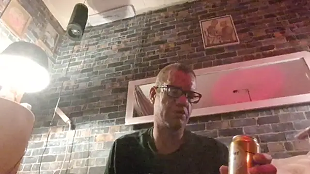 Snapshot of Maikel1981-NL chatting on May 2026 02:31:01 AM Maikel1981-NL online show from May 2026 02:31:01 AM