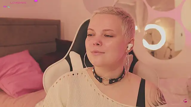 Snapshot of LikaBerry1 chatting on January 2026 01:04:01 PM LikaBerry1 online show from January 2026 01:04:01 PM