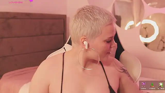 Snapshot of LikaBerry1 chatting on February 2026 04:22:02 PM LikaBerry1 online show from February 2026 04:22:02 PM