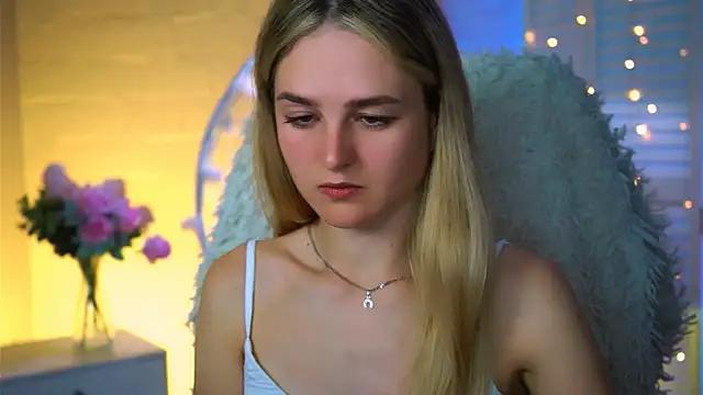 Snapshot of DeboraLarson chatting on September 2025 03:52:01 AM DeboraLarson online show from September 2025 03:52:01 AM