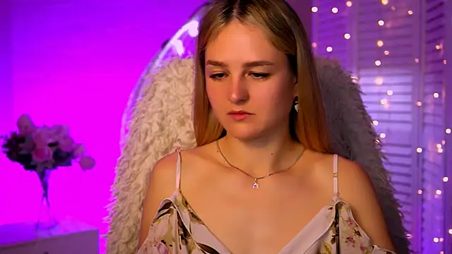 Snapshot of DeboraLarson chatting on October 2025 03:29:01 AM DeboraLarson online show from October 2025 03:29:01 AM