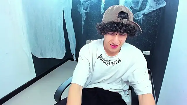 Kerverr  online show from October 2025 08:18:02 PM