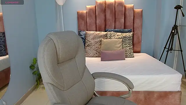 Snapshot of sussy_leon chatting on June 2026 12:10:01 PM sussy leon online show from June 2026 12:10:01 PM