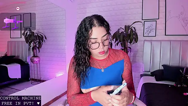 Snapshot of Lizzie-Evans chatting on May 2026 12:02:01 PM Lizzie-Evans online show from May 2026 12:02:01 PM