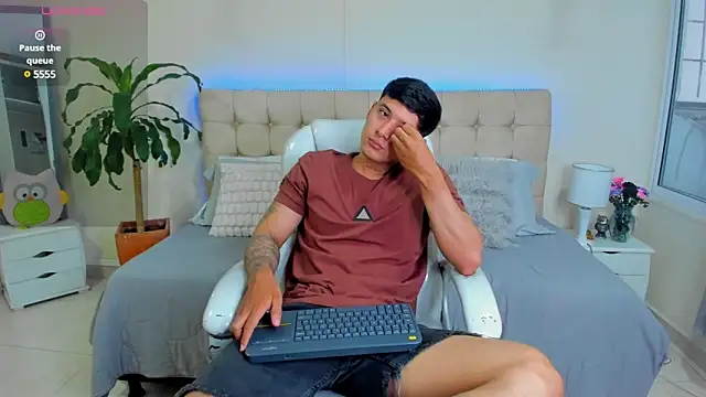 Damian23   online show from February 2025 12:43:02 PM