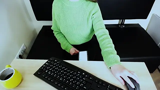 Snapshot of LaimaV_ chatting on October 2025 09:48:01 AM LaimaV online show from October 2025 09:48:01 AM