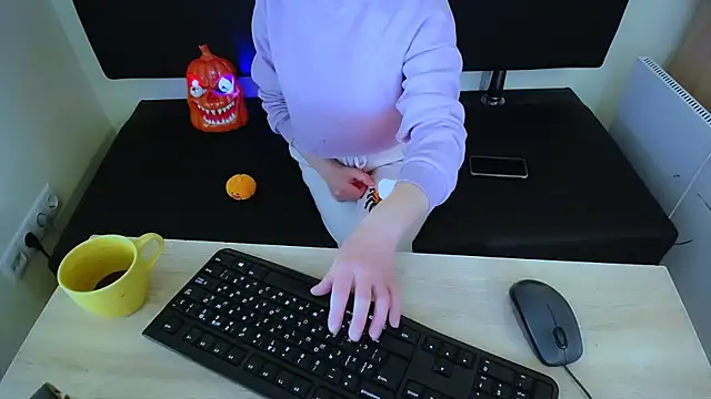 Snapshot of LaimaV_ chatting on October 2025 10:05:02 AM LaimaV online show from October 2025 10:05:02 AM