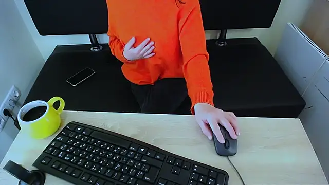 Snapshot of LaimaV_ chatting on November 2025 07:43:02 AM LaimaV online show from November 2025 07:43:02 AM